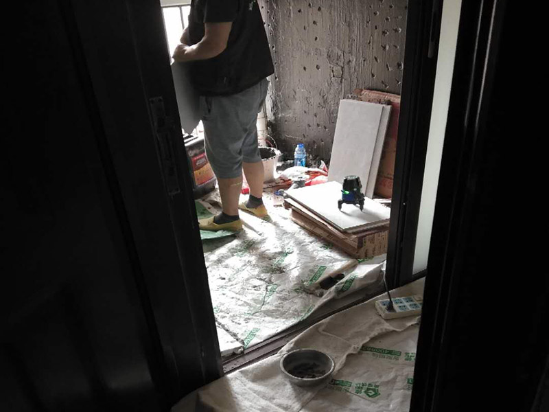 廚房改造維修：拆除。不管是新房舊房，可能都會(huì)面臨拆除的問(wèn)題。如果是舊房改造，就需要首先拆除墻面和地面原有的瓷磚，拆除吊頂，拆除原有的廚具、燈具等;如果是新房想改變?cè)瓉?lái)廚房的格局，也會(huì)首先面臨拆墻的任務(wù)。 二、水路、電路改造。大多數(shù)人都愿意將水路、電路做成暗管，因?yàn)楸容^美觀。水電路隱患工程，所以一定做到安全。三、墻面地面、抹灰找平。地面、墻面拆除后，水泥找平墻地面不平整的位置，這將有利于下一步做防水。四、做防水。水泥干透后，在墻面和地面刷涂防水涂料2到3遍，做24小時(shí)試水試驗(yàn)。