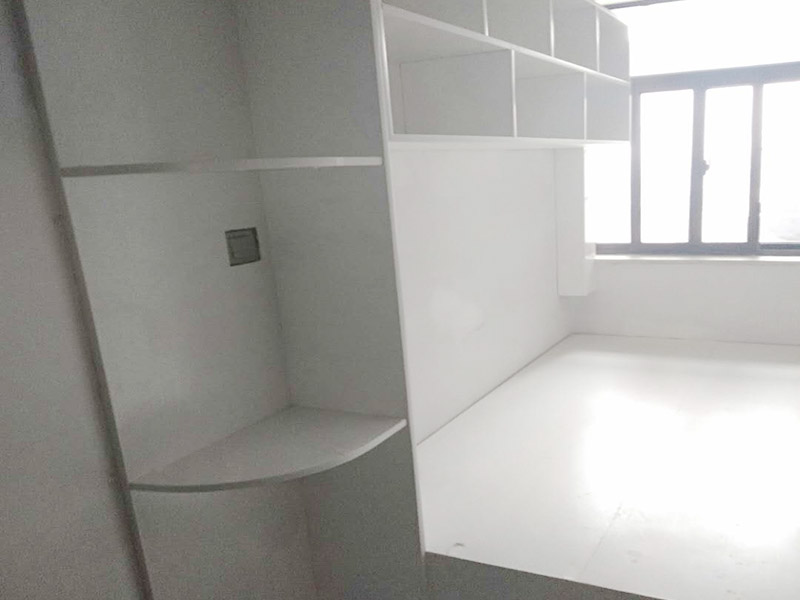 次臥榻榻米安裝：榻榻米的地臺也是有規(guī)格大小的，通常地臺的高度為420mm左右。20mm是地板的高度。根據(jù)地臺的大小來制作不同尺寸的箱體，在地臺外邊的箱體可設(shè)計(jì)成抽屜，這樣使用更加方便。制作好箱體之后，就要開始連接箱體，要固定箱體與箱體的位置，然后固定好箱體與墻體的連接。再根據(jù)箱體的規(guī)格大小制作好蓋板和外觀造型，同時(shí)打磨拋光。箱體連接好之后，榻榻米的地臺就完工了，然后我們可以刷上油漆，將榻榻米墊放上去。