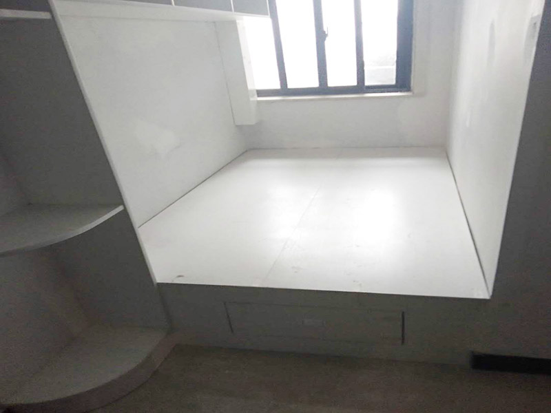 次臥榻榻米安裝：榻榻米的地臺也是有規(guī)格大小的，通常地臺的高度為420mm左右。20mm是地板的高度。根據(jù)地臺的大小來制作不同尺寸的箱體，在地臺外邊的箱體可設(shè)計(jì)成抽屜，這樣使用更加方便。制作好箱體之后，就要開始連接箱體，要固定箱體與箱體的位置，然后固定好箱體與墻體的連接。再根據(jù)箱體的規(guī)格大小制作好蓋板和外觀造型，同時(shí)打磨拋光。箱體連接好之后，榻榻米的地臺就完工了，然后我們可以刷上油漆，將榻榻米墊放上去。