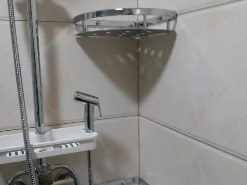 衛(wèi)浴五金安裝：衛(wèi)浴五金掛件，泛指安裝在衛(wèi)生間、浴室墻壁上，用于放置或掛晾清潔用品、毛巾衣物等物品的金屬制品，通常包括衣鉤、杯架、浴巾架、毛巾架、紙巾架、肥皂煙灰缸、置物架等，是浴室內(nèi)細(xì)小卻實用的重要組成部分。五金件安裝通常是在瓷磚鋪貼完成后，在瓷磚上鉆孔，然后將木楔嵌入孔中，再在上面用螺絲或膨脹螺絲將五金掛件進行固定。建議請專業(yè)的師傅用玻璃鉆頭先開出瓷磚的孔再用沖擊鉆打水泥，避免打裂瓷磚。 