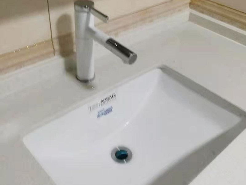 衛(wèi)浴五金安裝：衛(wèi)浴五金掛件，泛指安裝在衛(wèi)生間、浴室墻壁上，用于放置或掛晾清潔用品、毛巾衣物等物品的金屬制品，通常包括衣鉤、杯架、浴巾架、毛巾架、紙巾架、肥皂煙灰缸、置物架等，是浴室內(nèi)細(xì)小卻實用的重要組成部分。五金件安裝通常是在瓷磚鋪貼完成后，在瓷磚上鉆孔，然后將木楔嵌入孔中，再在上面用螺絲或膨脹螺絲將五金掛件進行固定。建議請專業(yè)的師傅用玻璃鉆頭先開出瓷磚的孔再用沖擊鉆打水泥，避免打裂瓷磚。 