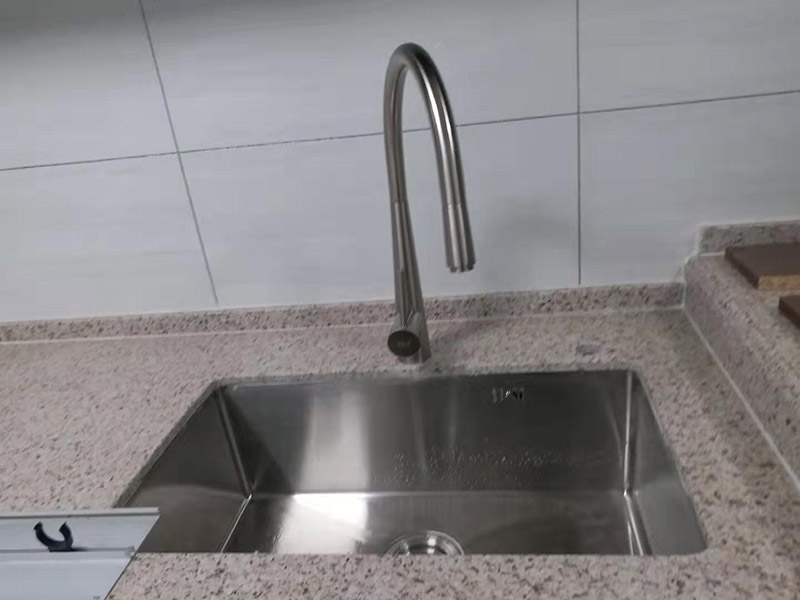 衛(wèi)浴五金安裝：衛(wèi)浴五金掛件，泛指安裝在衛(wèi)生間、浴室墻壁上，用于放置或掛晾清潔用品、毛巾衣物等物品的金屬制品，通常包括衣鉤、杯架、浴巾架、毛巾架、紙巾架、肥皂煙灰缸、置物架等，是浴室內(nèi)細(xì)小卻實用的重要組成部分。五金件安裝通常是在瓷磚鋪貼完成后，在瓷磚上鉆孔，然后將木楔嵌入孔中，再在上面用螺絲或膨脹螺絲將五金掛件進行固定。建議請專業(yè)的師傅用玻璃鉆頭先開出瓷磚的孔再用沖擊鉆打水泥，避免打裂瓷磚。 