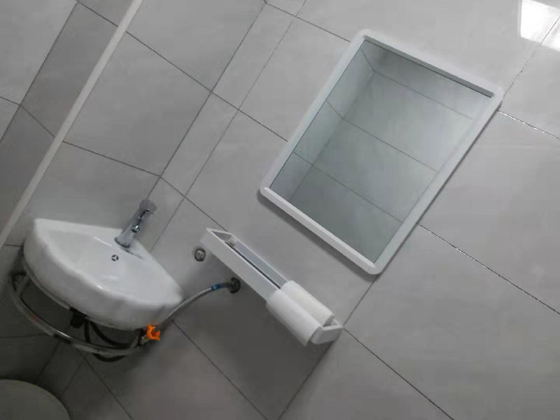 衛(wèi)浴五金安裝：衛(wèi)浴五金掛件，泛指安裝在衛(wèi)生間、浴室墻壁上，用于放置或掛晾清潔用品、毛巾衣物等物品的金屬制品，通常包括衣鉤、杯架、浴巾架、毛巾架、紙巾架、肥皂煙灰缸、置物架等，是浴室內(nèi)細(xì)小卻實用的重要組成部分。五金件安裝通常是在瓷磚鋪貼完成后，在瓷磚上鉆孔，然后將木楔嵌入孔中，再在上面用螺絲或膨脹螺絲將五金掛件進行固定。建議請專業(yè)的師傅用玻璃鉆頭先開出瓷磚的孔再用沖擊鉆打水泥，避免打裂瓷磚。 