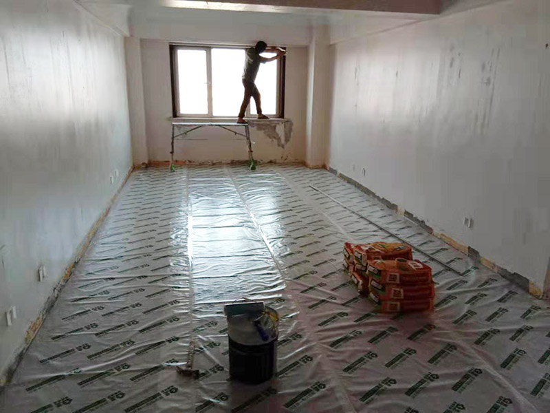 客廳墻面翻新案例：在進(jìn)行客廳老墻面的翻新處理的時(shí)候要注意將老墻面的原有裝修和裝飾都一并的清除。如果老墻面是裝修了一兩年的，則可以只使用鋼刷和砂紙打磨墻面，讓墻面變得干凈平整之后開(kāi)始新的乳膠漆粉刷工作，如果是裝修時(shí)間很長(zhǎng)磨損很嚴(yán)重的老墻面，則需要用鏟子將墻面的原有裝修都鏟除，之后再刷上膩?zhàn)娱_(kāi)始新的粉刷工作。老墻面的水泥層都有可能存在損壞嚴(yán)重的情況，可以將損壞的墻面部分全部鏟除，之后再使用水泥進(jìn)行涂抹。這樣干凈齊整的墻面更有利于墻面的粉刷效果。