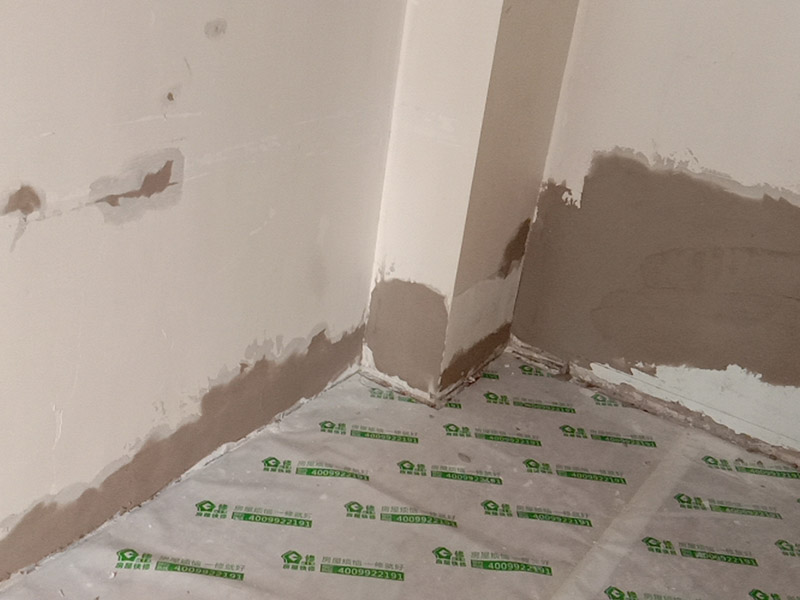 客廳墻面翻新案例：在進(jìn)行客廳老墻面的翻新處理的時(shí)候要注意將老墻面的原有裝修和裝飾都一并的清除。如果老墻面是裝修了一兩年的，則可以只使用鋼刷和砂紙打磨墻面，讓墻面變得干凈平整之后開(kāi)始新的乳膠漆粉刷工作，如果是裝修時(shí)間很長(zhǎng)磨損很嚴(yán)重的老墻面，則需要用鏟子將墻面的原有裝修都鏟除，之后再刷上膩?zhàn)娱_(kāi)始新的粉刷工作。老墻面的水泥層都有可能存在損壞嚴(yán)重的情況，可以將損壞的墻面部分全部鏟除，之后再使用水泥進(jìn)行涂抹。這樣干凈齊整的墻面更有利于墻面的粉刷效果。