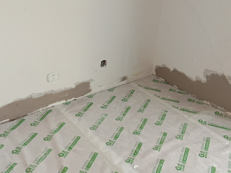 客廳墻面翻新案例：在進(jìn)行客廳老墻面的翻新處理的時(shí)候要注意將老墻面的原有裝修和裝飾都一并的清除。如果老墻面是裝修了一兩年的，則可以只使用鋼刷和砂紙打磨墻面，讓墻面變得干凈平整之后開(kāi)始新的乳膠漆粉刷工作，如果是裝修時(shí)間很長(zhǎng)磨損很嚴(yán)重的老墻面，則需要用鏟子將墻面的原有裝修都鏟除，之后再刷上膩?zhàn)娱_(kāi)始新的粉刷工作。老墻面的水泥層都有可能存在損壞嚴(yán)重的情況，可以將損壞的墻面部分全部鏟除，之后再使用水泥進(jìn)行涂抹。這樣干凈齊整的墻面更有利于墻面的粉刷效果。