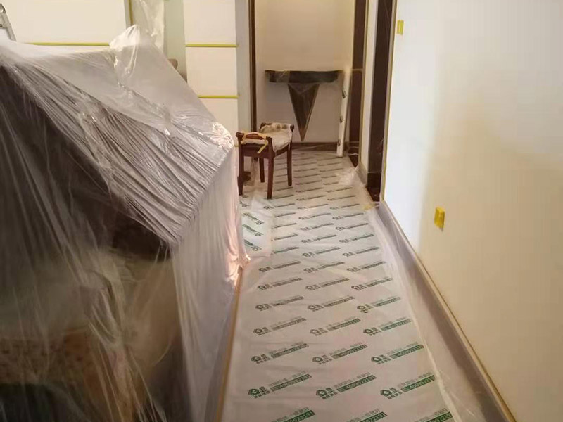 復(fù)式樓整體保護(hù)：各種裝修物料的進(jìn)場(chǎng)以及各種建筑裝修垃圾的清理，都會(huì)經(jīng)過(guò)入戶(hù)門(mén)，這些物品在搬運(yùn)的過(guò)程中，難免會(huì)和入戶(hù)門(mén)發(fā)生磕碰，造成入戶(hù)門(mén)的磕碰劃傷，所以，第一個(gè)需要做好成品保護(hù)的地方就是入戶(hù)門(mén)。做法：在裝修開(kāi)工前直到家具進(jìn)場(chǎng)期間，都需要對(duì)入戶(hù)門(mén)進(jìn)行保護(hù)！可以使用成品保護(hù)膜將門(mén)包裹。 地面瓷磚鋪貼完后，用成品保護(hù)膜覆蓋磚面，既可以防止裝修時(shí)的沙子磨傷地面，同時(shí)也能有效地防止油漆涂料等有色液體滴落磚面，造成地面污染。好處：1.平整美觀；2.不會(huì)有泥沙塵土進(jìn)入瓷磚；3.施工時(shí)不會(huì)刮花瓷磚；4.時(shí)間久了瓷磚依然干凈無(wú)塵。 在進(jìn)行木門(mén)、櫥柜、家具等的相關(guān)的安裝或組裝的過(guò)程中，成品保護(hù)主要體現(xiàn)在兩個(gè)方面：一是原有的墻面、地面裝飾的保護(hù)，盡量避免因?yàn)檫@些安裝工程對(duì)已裝的部分造成破壞；二是安裝的物品本身的保護(hù)，注意不要在安裝過(guò)程中造成磕碰、劃傷等損傷。好處：1.美觀；2.避免后期刮膩?zhàn)拥蔚焦褡由希?.避免后期安裝碰到，導(dǎo)致油漆脫落和刮痕；4.防塵。