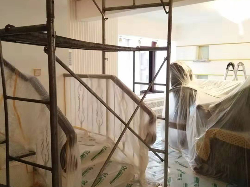 復(fù)式樓整體保護(hù)：各種裝修物料的進(jìn)場(chǎng)以及各種建筑裝修垃圾的清理，都會(huì)經(jīng)過(guò)入戶(hù)門(mén)，這些物品在搬運(yùn)的過(guò)程中，難免會(huì)和入戶(hù)門(mén)發(fā)生磕碰，造成入戶(hù)門(mén)的磕碰劃傷，所以，第一個(gè)需要做好成品保護(hù)的地方就是入戶(hù)門(mén)。做法：在裝修開(kāi)工前直到家具進(jìn)場(chǎng)期間，都需要對(duì)入戶(hù)門(mén)進(jìn)行保護(hù)！可以使用成品保護(hù)膜將門(mén)包裹。 地面瓷磚鋪貼完后，用成品保護(hù)膜覆蓋磚面，既可以防止裝修時(shí)的沙子磨傷地面，同時(shí)也能有效地防止油漆涂料等有色液體滴落磚面，造成地面污染。好處：1.平整美觀；2.不會(huì)有泥沙塵土進(jìn)入瓷磚；3.施工時(shí)不會(huì)刮花瓷磚；4.時(shí)間久了瓷磚依然干凈無(wú)塵。 在進(jìn)行木門(mén)、櫥柜、家具等的相關(guān)的安裝或組裝的過(guò)程中，成品保護(hù)主要體現(xiàn)在兩個(gè)方面：一是原有的墻面、地面裝飾的保護(hù)，盡量避免因?yàn)檫@些安裝工程對(duì)已裝的部分造成破壞；二是安裝的物品本身的保護(hù)，注意不要在安裝過(guò)程中造成磕碰、劃傷等損傷。好處：1.美觀；2.避免后期刮膩?zhàn)拥蔚焦褡由希?.避免后期安裝碰到，導(dǎo)致油漆脫落和刮痕；4.防塵。