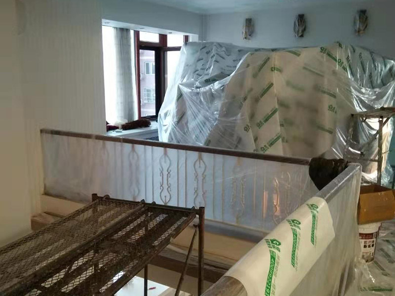 復(fù)式樓整體保護(hù)：各種裝修物料的進(jìn)場(chǎng)以及各種建筑裝修垃圾的清理，都會(huì)經(jīng)過(guò)入戶(hù)門(mén)，這些物品在搬運(yùn)的過(guò)程中，難免會(huì)和入戶(hù)門(mén)發(fā)生磕碰，造成入戶(hù)門(mén)的磕碰劃傷，所以，第一個(gè)需要做好成品保護(hù)的地方就是入戶(hù)門(mén)。做法：在裝修開(kāi)工前直到家具進(jìn)場(chǎng)期間，都需要對(duì)入戶(hù)門(mén)進(jìn)行保護(hù)！可以使用成品保護(hù)膜將門(mén)包裹。 地面瓷磚鋪貼完后，用成品保護(hù)膜覆蓋磚面，既可以防止裝修時(shí)的沙子磨傷地面，同時(shí)也能有效地防止油漆涂料等有色液體滴落磚面，造成地面污染。好處：1.平整美觀；2.不會(huì)有泥沙塵土進(jìn)入瓷磚；3.施工時(shí)不會(huì)刮花瓷磚；4.時(shí)間久了瓷磚依然干凈無(wú)塵。 在進(jìn)行木門(mén)、櫥柜、家具等的相關(guān)的安裝或組裝的過(guò)程中，成品保護(hù)主要體現(xiàn)在兩個(gè)方面：一是原有的墻面、地面裝飾的保護(hù)，盡量避免因?yàn)檫@些安裝工程對(duì)已裝的部分造成破壞；二是安裝的物品本身的保護(hù)，注意不要在安裝過(guò)程中造成磕碰、劃傷等損傷。好處：1.美觀；2.避免后期刮膩?zhàn)拥蔚焦褡由希?.避免后期安裝碰到，導(dǎo)致油漆脫落和刮痕；4.防塵。