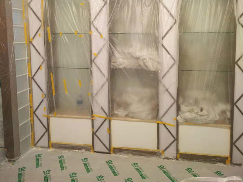 復(fù)式樓整體保護(hù)：各種裝修物料的進(jìn)場(chǎng)以及各種建筑裝修垃圾的清理，都會(huì)經(jīng)過(guò)入戶(hù)門(mén)，這些物品在搬運(yùn)的過(guò)程中，難免會(huì)和入戶(hù)門(mén)發(fā)生磕碰，造成入戶(hù)門(mén)的磕碰劃傷，所以，第一個(gè)需要做好成品保護(hù)的地方就是入戶(hù)門(mén)。做法：在裝修開(kāi)工前直到家具進(jìn)場(chǎng)期間，都需要對(duì)入戶(hù)門(mén)進(jìn)行保護(hù)！可以使用成品保護(hù)膜將門(mén)包裹。 地面瓷磚鋪貼完后，用成品保護(hù)膜覆蓋磚面，既可以防止裝修時(shí)的沙子磨傷地面，同時(shí)也能有效地防止油漆涂料等有色液體滴落磚面，造成地面污染。好處：1.平整美觀；2.不會(huì)有泥沙塵土進(jìn)入瓷磚；3.施工時(shí)不會(huì)刮花瓷磚；4.時(shí)間久了瓷磚依然干凈無(wú)塵。 在進(jìn)行木門(mén)、櫥柜、家具等的相關(guān)的安裝或組裝的過(guò)程中，成品保護(hù)主要體現(xiàn)在兩個(gè)方面：一是原有的墻面、地面裝飾的保護(hù)，盡量避免因?yàn)檫@些安裝工程對(duì)已裝的部分造成破壞；二是安裝的物品本身的保護(hù)，注意不要在安裝過(guò)程中造成磕碰、劃傷等損傷。好處：1.美觀；2.避免后期刮膩?zhàn)拥蔚焦褡由希?.避免后期安裝碰到，導(dǎo)致油漆脫落和刮痕；4.防塵。