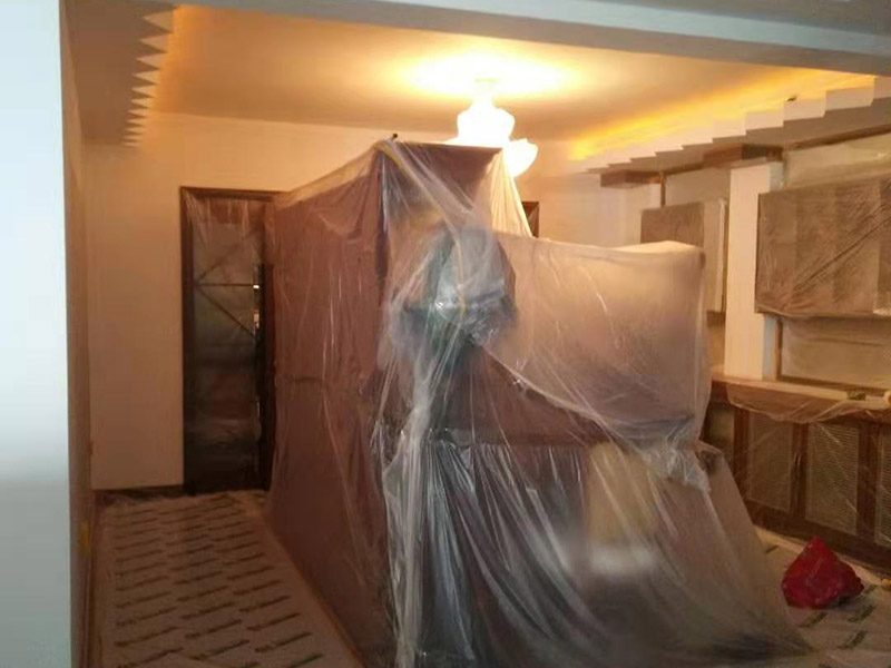 復(fù)式樓整體保護(hù)：各種裝修物料的進(jìn)場(chǎng)以及各種建筑裝修垃圾的清理，都會(huì)經(jīng)過(guò)入戶(hù)門(mén)，這些物品在搬運(yùn)的過(guò)程中，難免會(huì)和入戶(hù)門(mén)發(fā)生磕碰，造成入戶(hù)門(mén)的磕碰劃傷，所以，第一個(gè)需要做好成品保護(hù)的地方就是入戶(hù)門(mén)。做法：在裝修開(kāi)工前直到家具進(jìn)場(chǎng)期間，都需要對(duì)入戶(hù)門(mén)進(jìn)行保護(hù)！可以使用成品保護(hù)膜將門(mén)包裹。 地面瓷磚鋪貼完后，用成品保護(hù)膜覆蓋磚面，既可以防止裝修時(shí)的沙子磨傷地面，同時(shí)也能有效地防止油漆涂料等有色液體滴落磚面，造成地面污染。好處：1.平整美觀；2.不會(huì)有泥沙塵土進(jìn)入瓷磚；3.施工時(shí)不會(huì)刮花瓷磚；4.時(shí)間久了瓷磚依然干凈無(wú)塵。 在進(jìn)行木門(mén)、櫥柜、家具等的相關(guān)的安裝或組裝的過(guò)程中，成品保護(hù)主要體現(xiàn)在兩個(gè)方面：一是原有的墻面、地面裝飾的保護(hù)，盡量避免因?yàn)檫@些安裝工程對(duì)已裝的部分造成破壞；二是安裝的物品本身的保護(hù)，注意不要在安裝過(guò)程中造成磕碰、劃傷等損傷。好處：1.美觀；2.避免后期刮膩?zhàn)拥蔚焦褡由希?.避免后期安裝碰到，導(dǎo)致油漆脫落和刮痕；4.防塵。