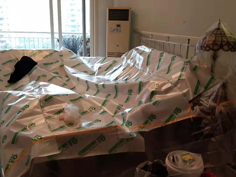 全屋家具成品保護(hù)：滿鋪成品瓦楞紙板，再用干凈彩條布滿鋪在普通石膏板上，在彩條布交接處及轉(zhuǎn)角處用膠帶固定，也可選用木芯板或三夾板。材料選用視上人、車情況而定。 所有成品飾面板在安裝好后必須用PE保護(hù)膜覆蓋包起來(lái)，所有成品飾面板的陽(yáng)角位必須用硬質(zhì)紙護(hù)角或泡沫棉進(jìn)行保護(hù)性包裝，防止交被其他施工人員碰撞。 1、入戶門扇用公司統(tǒng)一的門貼進(jìn)行全面包裹保護(hù)，用透明膠帶將保護(hù)膜粘貼牢固平整。 2、用標(biāo)準(zhǔn)保護(hù)膜將門框三面保護(hù)完整并固定牢固。 3、工程完工后拆除保護(hù)膜時(shí)如果有粘貼時(shí)的膠痕，應(yīng)用酒精或?qū)Ｓ玫那逦蹌┣宄z痕。