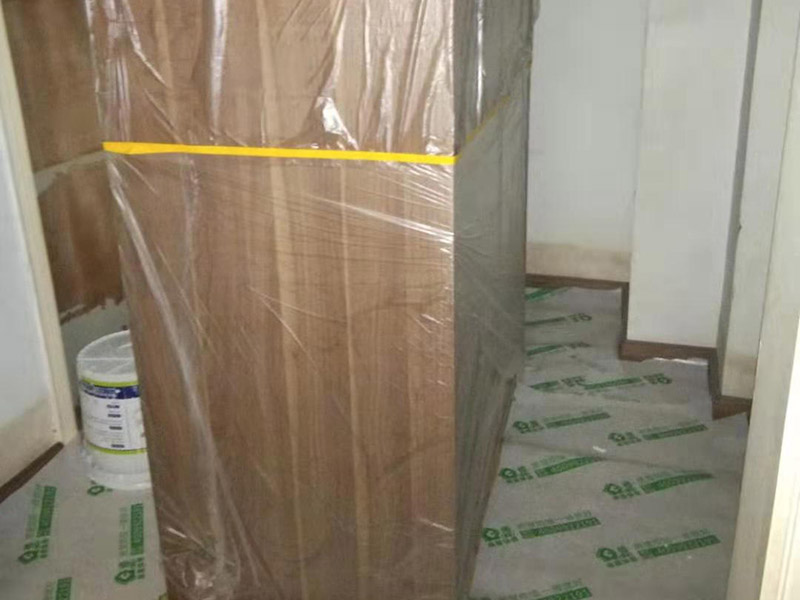 全屋家具成品保護(hù)：滿鋪成品瓦楞紙板，再用干凈彩條布滿鋪在普通石膏板上，在彩條布交接處及轉(zhuǎn)角處用膠帶固定，也可選用木芯板或三夾板。材料選用視上人、車情況而定。 所有成品飾面板在安裝好后必須用PE保護(hù)膜覆蓋包起來(lái)，所有成品飾面板的陽(yáng)角位必須用硬質(zhì)紙護(hù)角或泡沫棉進(jìn)行保護(hù)性包裝，防止交被其他施工人員碰撞。 1、入戶門扇用公司統(tǒng)一的門貼進(jìn)行全面包裹保護(hù)，用透明膠帶將保護(hù)膜粘貼牢固平整。 2、用標(biāo)準(zhǔn)保護(hù)膜將門框三面保護(hù)完整并固定牢固。 3、工程完工后拆除保護(hù)膜時(shí)如果有粘貼時(shí)的膠痕，應(yīng)用酒精或?qū)Ｓ玫那逦蹌┣宄z痕。