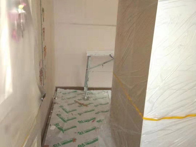 全屋家具成品保護(hù)：滿鋪成品瓦楞紙板，再用干凈彩條布滿鋪在普通石膏板上，在彩條布交接處及轉(zhuǎn)角處用膠帶固定，也可選用木芯板或三夾板。材料選用視上人、車情況而定。 所有成品飾面板在安裝好后必須用PE保護(hù)膜覆蓋包起來(lái)，所有成品飾面板的陽(yáng)角位必須用硬質(zhì)紙護(hù)角或泡沫棉進(jìn)行保護(hù)性包裝，防止交被其他施工人員碰撞。 1、入戶門扇用公司統(tǒng)一的門貼進(jìn)行全面包裹保護(hù)，用透明膠帶將保護(hù)膜粘貼牢固平整。 2、用標(biāo)準(zhǔn)保護(hù)膜將門框三面保護(hù)完整并固定牢固。 3、工程完工后拆除保護(hù)膜時(shí)如果有粘貼時(shí)的膠痕，應(yīng)用酒精或?qū)Ｓ玫那逦蹌┣宄z痕。