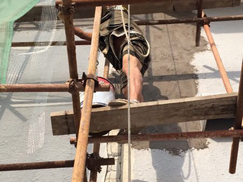 廠房外墻裝修：抹灰前基層表面的塵土，污垢，油漬等清zhi除干凈，并撒水濕潤。當(dāng)抹灰總厚度&ge;35mm時(shí)，采取加強(qiáng)措施。不同材料基體交接處表面的抹灰，應(yīng)采取防止開裂的加強(qiáng)措施。外墻抹灰工程施工前先安裝鋼木門窗框、護(hù)欄等，并應(yīng)將墻上的施工孔洞堵塞密實(shí)。室內(nèi)墻面，柱子面和門洞口的陰陽角應(yīng)做法應(yīng)符合設(shè)計(jì)要求。設(shè)計(jì)無要求時(shí)，采用1:2水泥砂漿做暗護(hù)角，其高度不低于2m，每側(cè)寬度不小于50mm。