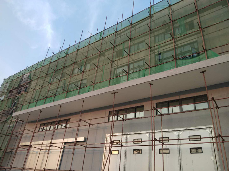 廠房外墻裝修：抹灰前基層表面的塵土，污垢，油漬等清zhi除干凈，并撒水濕潤。當(dāng)抹灰總厚度&ge;35mm時(shí)，采取加強(qiáng)措施。不同材料基體交接處表面的抹灰，應(yīng)采取防止開裂的加強(qiáng)措施。外墻抹灰工程施工前先安裝鋼木門窗框、護(hù)欄等，并應(yīng)將墻上的施工孔洞堵塞密實(shí)。室內(nèi)墻面，柱子面和門洞口的陰陽角應(yīng)做法應(yīng)符合設(shè)計(jì)要求。設(shè)計(jì)無要求時(shí)，采用1:2水泥砂漿做暗護(hù)角，其高度不低于2m，每側(cè)寬度不小于50mm。