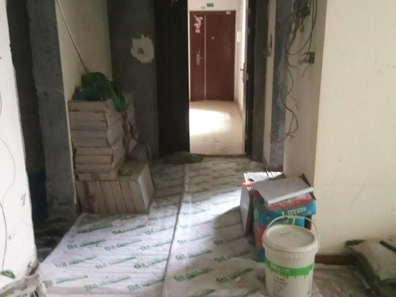 客廳墻面鏟除維修：在進(jìn)行客廳老墻面的翻新處理的時(shí)候要注意將老墻面的原有裝修和裝飾都一并的清除。如果老墻面是裝修了一兩年的，則可以只使用鋼刷和砂紙打磨墻面，讓墻面變得干凈平整之后開始新的乳膠漆粉刷工作，如果是裝修時(shí)間很長磨損很嚴(yán)重的老墻面，則需要用鏟子將墻面的原有裝修都鏟除，之后再刷上膩?zhàn)娱_始新的粉刷工作。老墻面的水泥層都有可能存在損壞嚴(yán)重的情況，可以將損壞的墻面部分全部鏟除，之后再使用水泥進(jìn)行涂抹。這樣干凈齊整的墻面更有利于墻面的粉刷效果。在進(jìn)行乳膠漆的涂刷之前先要計(jì)算好所有墻面需要的乳膠漆量，一次配好，避免二次配方產(chǎn)生色差的問題，從而導(dǎo)致墻面顏色不一致影響效果。在進(jìn)行涂刷的時(shí)候也要從上到下順著一個(gè)方向進(jìn)行涂刷。