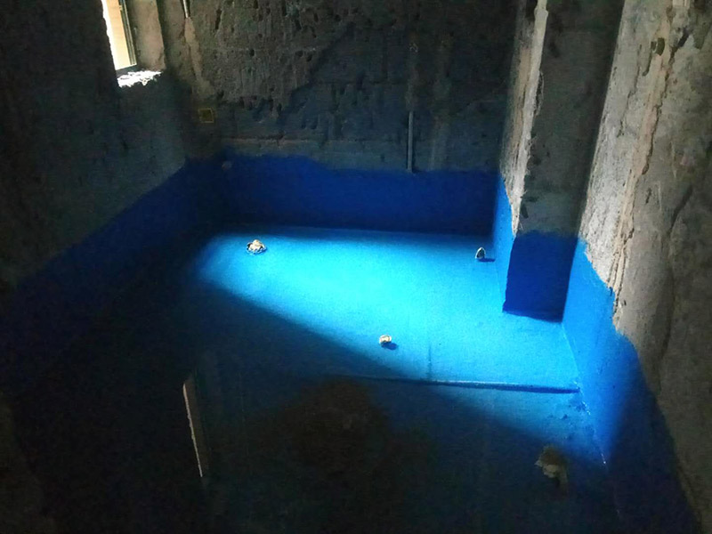 客廳墻面鏟除維修：在進(jìn)行客廳老墻面的翻新處理的時(shí)候要注意將老墻面的原有裝修和裝飾都一并的清除。如果老墻面是裝修了一兩年的，則可以只使用鋼刷和砂紙打磨墻面，讓墻面變得干凈平整之后開始新的乳膠漆粉刷工作，如果是裝修時(shí)間很長磨損很嚴(yán)重的老墻面，則需要用鏟子將墻面的原有裝修都鏟除，之后再刷上膩?zhàn)娱_始新的粉刷工作。老墻面的水泥層都有可能存在損壞嚴(yán)重的情況，可以將損壞的墻面部分全部鏟除，之后再使用水泥進(jìn)行涂抹。這樣干凈齊整的墻面更有利于墻面的粉刷效果。在進(jìn)行乳膠漆的涂刷之前先要計(jì)算好所有墻面需要的乳膠漆量，一次配好，避免二次配方產(chǎn)生色差的問題，從而導(dǎo)致墻面顏色不一致影響效果。在進(jìn)行涂刷的時(shí)候也要從上到下順著一個(gè)方向進(jìn)行涂刷。