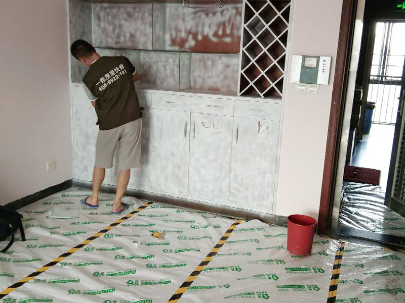 家具翻新地板保護(hù)：家具是比較容易折舊的，特別是一些上了油漆的家具，在用了很長的時(shí)間以后就會出現(xiàn)退色或者是漆面掉皮的現(xiàn)象，家具的體積一般都比較大，而且家具的價(jià)格也很高，導(dǎo)致了舊家具的更換有很多的困難。 1.混油飾面工藝做法：先用粗砂紙打磨掉舊油漆，然后披刮原子灰，干透后用細(xì)砂紙打磨平整，刷底漆一遍，打磨，再刷面漆若干遍，再打磨，最后噴面漆一遍。 2.清油飾面工藝做法：先用粗砂紙打磨掉舊油漆，然后披刮原子灰，干透后用細(xì)砂紙打磨平整，色漆做搓色處理，打磨，刷底漆一遍，打磨，再刷面漆若干!