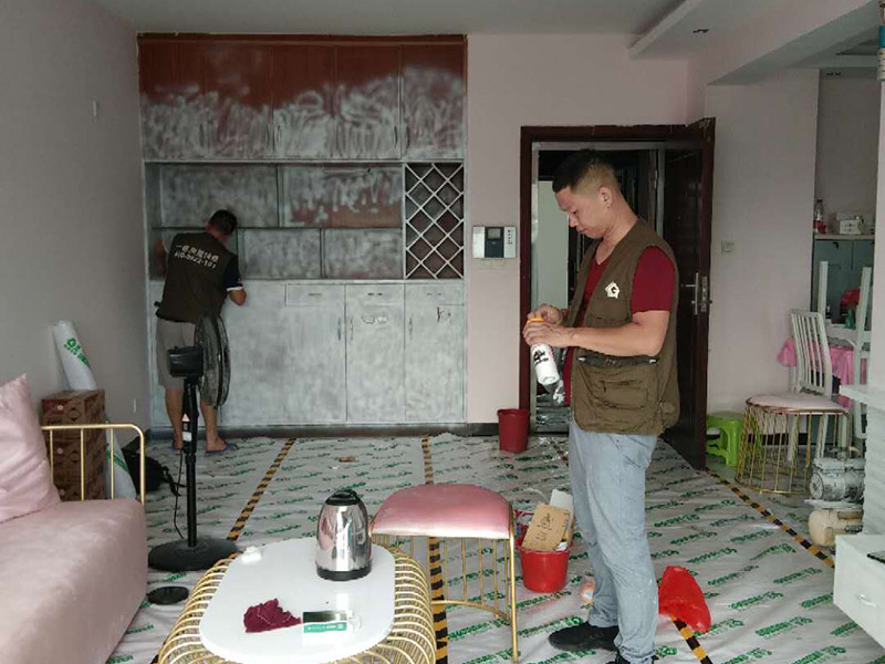 家具翻新地板保護(hù)：家具是比較容易折舊的，特別是一些上了油漆的家具，在用了很長的時(shí)間以后就會出現(xiàn)退色或者是漆面掉皮的現(xiàn)象，家具的體積一般都比較大，而且家具的價(jià)格也很高，導(dǎo)致了舊家具的更換有很多的困難。 1.混油飾面工藝做法：先用粗砂紙打磨掉舊油漆，然后披刮原子灰，干透后用細(xì)砂紙打磨平整，刷底漆一遍，打磨，再刷面漆若干遍，再打磨，最后噴面漆一遍。 2.清油飾面工藝做法：先用粗砂紙打磨掉舊油漆，然后披刮原子灰，干透后用細(xì)砂紙打磨平整，色漆做搓色處理，打磨，刷底漆一遍，打磨，再刷面漆若干!