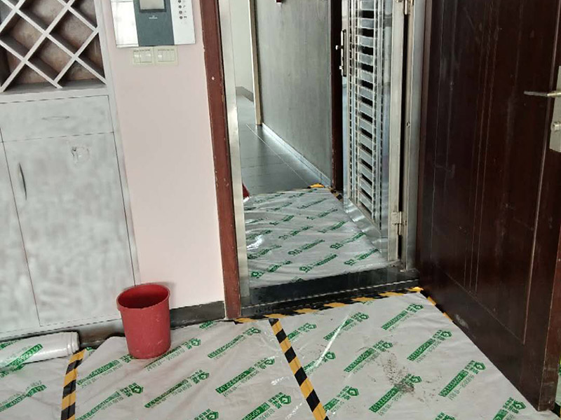 家具翻新地板保護(hù)：家具是比較容易折舊的，特別是一些上了油漆的家具，在用了很長的時(shí)間以后就會出現(xiàn)退色或者是漆面掉皮的現(xiàn)象，家具的體積一般都比較大，而且家具的價(jià)格也很高，導(dǎo)致了舊家具的更換有很多的困難。 1.混油飾面工藝做法：先用粗砂紙打磨掉舊油漆，然后披刮原子灰，干透后用細(xì)砂紙打磨平整，刷底漆一遍，打磨，再刷面漆若干遍，再打磨，最后噴面漆一遍。 2.清油飾面工藝做法：先用粗砂紙打磨掉舊油漆，然后披刮原子灰，干透后用細(xì)砂紙打磨平整，色漆做搓色處理，打磨，刷底漆一遍，打磨，再刷面漆若干!