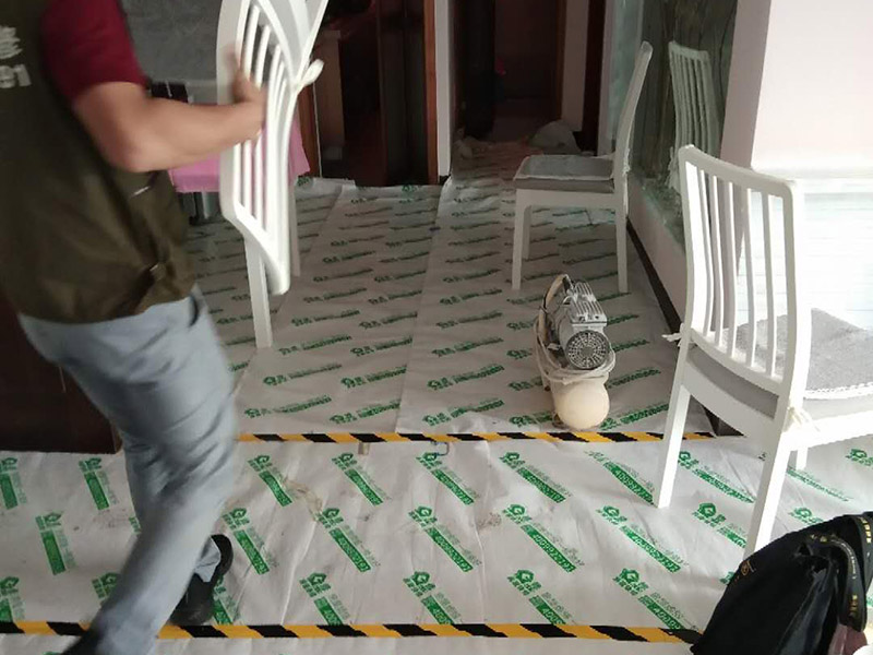 家具翻新地板保護(hù)：家具是比較容易折舊的，特別是一些上了油漆的家具，在用了很長的時(shí)間以后就會出現(xiàn)退色或者是漆面掉皮的現(xiàn)象，家具的體積一般都比較大，而且家具的價(jià)格也很高，導(dǎo)致了舊家具的更換有很多的困難。 1.混油飾面工藝做法：先用粗砂紙打磨掉舊油漆，然后披刮原子灰，干透后用細(xì)砂紙打磨平整，刷底漆一遍，打磨，再刷面漆若干遍，再打磨，最后噴面漆一遍。 2.清油飾面工藝做法：先用粗砂紙打磨掉舊油漆，然后披刮原子灰，干透后用細(xì)砂紙打磨平整，色漆做搓色處理，打磨，刷底漆一遍，打磨，再刷面漆若干!