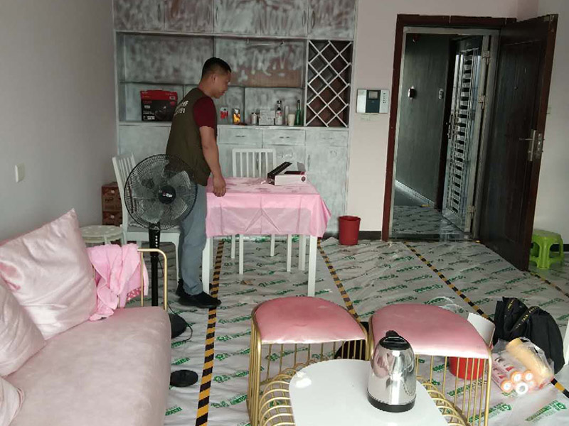 家具翻新地板保護(hù)：家具是比較容易折舊的，特別是一些上了油漆的家具，在用了很長的時(shí)間以后就會出現(xiàn)退色或者是漆面掉皮的現(xiàn)象，家具的體積一般都比較大，而且家具的價(jià)格也很高，導(dǎo)致了舊家具的更換有很多的困難。 1.混油飾面工藝做法：先用粗砂紙打磨掉舊油漆，然后披刮原子灰，干透后用細(xì)砂紙打磨平整，刷底漆一遍，打磨，再刷面漆若干遍，再打磨，最后噴面漆一遍。 2.清油飾面工藝做法：先用粗砂紙打磨掉舊油漆，然后披刮原子灰，干透后用細(xì)砂紙打磨平整，色漆做搓色處理，打磨，刷底漆一遍，打磨，再刷面漆若干!