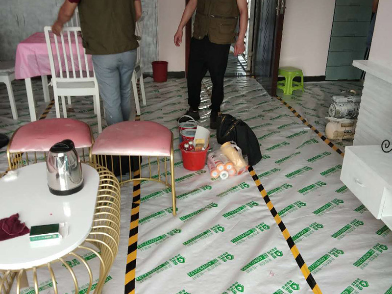 家具翻新地板保護(hù)：家具是比較容易折舊的，特別是一些上了油漆的家具，在用了很長的時(shí)間以后就會出現(xiàn)退色或者是漆面掉皮的現(xiàn)象，家具的體積一般都比較大，而且家具的價(jià)格也很高，導(dǎo)致了舊家具的更換有很多的困難。 1.混油飾面工藝做法：先用粗砂紙打磨掉舊油漆，然后披刮原子灰，干透后用細(xì)砂紙打磨平整，刷底漆一遍，打磨，再刷面漆若干遍，再打磨，最后噴面漆一遍。 2.清油飾面工藝做法：先用粗砂紙打磨掉舊油漆，然后披刮原子灰，干透后用細(xì)砂紙打磨平整，色漆做搓色處理，打磨，刷底漆一遍，打磨，再刷面漆若干!