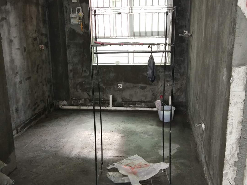 衛(wèi)生間防水找平:基面處理是衛(wèi)生間防水的基礎(chǔ)。首先要找平地面，并確保地面足夠平整、清潔。如果地面有縫隙、缺陷、不平等后期可能會造成漏水等問題，所以前期基面防水要做到萬無一失，才能保證后期的施工順利進(jìn)行。 鋪貼涂料 鋪貼涂料是衛(wèi)生間防水的重要條件，鋪防水涂料時要做到用力均勻，而且不能漏刷、缺刷。脫落、開裂等現(xiàn)象也是不能出現(xiàn)的，過于干燥的季節(jié)不適宜做防水。涂刷的厚度小于1毫米時鋪貼效果最好。 鋪保護(hù)層 鋪保護(hù)層是衛(wèi)生間防水的保證，做完最重要的鋪防水涂層當(dāng)然也不能忘了涂上表面防護(hù)涂料，對內(nèi)部的材料能起到一定的保護(hù)作用。鋪保護(hù)層與鋪防水涂料一樣要做到均勻、無裂痕、不脫落。