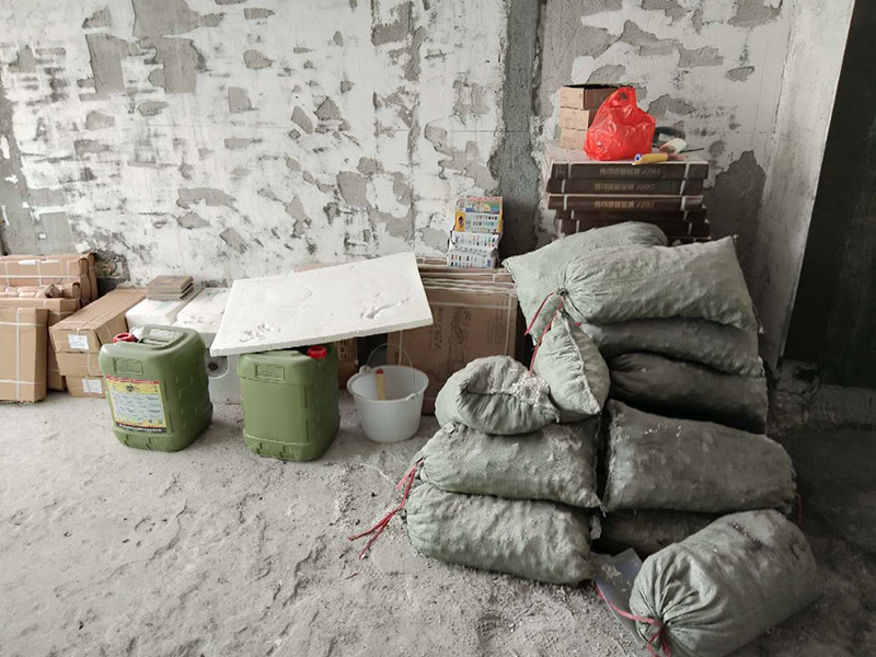 衛(wèi)生間防水找平:基面處理是衛(wèi)生間防水的基礎(chǔ)。首先要找平地面，并確保地面足夠平整、清潔。如果地面有縫隙、缺陷、不平等后期可能會造成漏水等問題，所以前期基面防水要做到萬無一失，才能保證后期的施工順利進(jìn)行。 鋪貼涂料 鋪貼涂料是衛(wèi)生間防水的重要條件，鋪防水涂料時要做到用力均勻，而且不能漏刷、缺刷。脫落、開裂等現(xiàn)象也是不能出現(xiàn)的，過于干燥的季節(jié)不適宜做防水。涂刷的厚度小于1毫米時鋪貼效果最好。 鋪保護(hù)層 鋪保護(hù)層是衛(wèi)生間防水的保證，做完最重要的鋪防水涂層當(dāng)然也不能忘了涂上表面防護(hù)涂料，對內(nèi)部的材料能起到一定的保護(hù)作用。鋪保護(hù)層與鋪防水涂料一樣要做到均勻、無裂痕、不脫落。