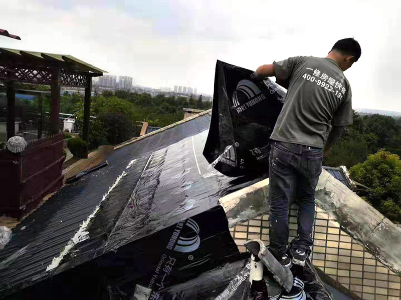 屋面防水卷材鋪貼:1.熱熔法：指采用加熱器熔化防水卷材底層的熱熔膠，實(shí)現(xiàn)卷材與基層粘結(jié)的方法稱為熱熔法。 2.冷粘法：指采用膠結(jié)材料直接實(shí)現(xiàn)防水卷材與基層粘結(jié)的方法稱為冷粘法。 3.自粘法：指采用帶有自粘膠的防水卷材，不需熱加工，也不需另涂膠結(jié)材料，而直接實(shí)現(xiàn)防水卷材與基層粘結(jié)的方法稱為自粘法。 4.熱瀝青法：指采用熱瀝青膠結(jié)材料直接實(shí)現(xiàn)防水卷材與基層粘結(jié)的方法稱為熱瀝青法。 屋面卷材按施工工藝不同可選用滿貼、條粘、點(diǎn)粘和空鋪等方法施工。鋪貼時(shí)應(yīng)同時(shí)將卷材下面的空氣排出，卷材平整，粘結(jié)牢固，接縫處必須滿粘，接縫嚴(yán)密。