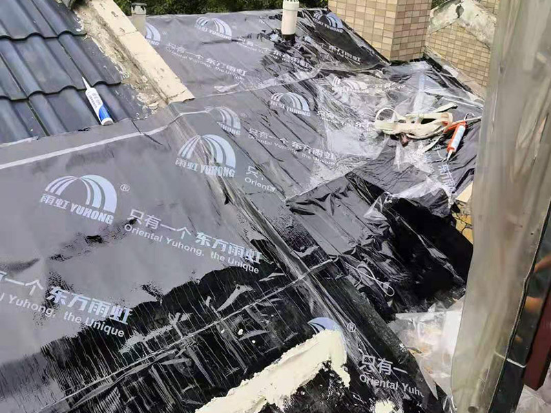 屋面防水卷材鋪貼:1.熱熔法：指采用加熱器熔化防水卷材底層的熱熔膠，實(shí)現(xiàn)卷材與基層粘結(jié)的方法稱為熱熔法。 2.冷粘法：指采用膠結(jié)材料直接實(shí)現(xiàn)防水卷材與基層粘結(jié)的方法稱為冷粘法。 3.自粘法：指采用帶有自粘膠的防水卷材，不需熱加工，也不需另涂膠結(jié)材料，而直接實(shí)現(xiàn)防水卷材與基層粘結(jié)的方法稱為自粘法。 4.熱瀝青法：指采用熱瀝青膠結(jié)材料直接實(shí)現(xiàn)防水卷材與基層粘結(jié)的方法稱為熱瀝青法。 屋面卷材按施工工藝不同可選用滿貼、條粘、點(diǎn)粘和空鋪等方法施工。鋪貼時(shí)應(yīng)同時(shí)將卷材下面的空氣排出，卷材平整，粘結(jié)牢固，接縫處必須滿粘，接縫嚴(yán)密。