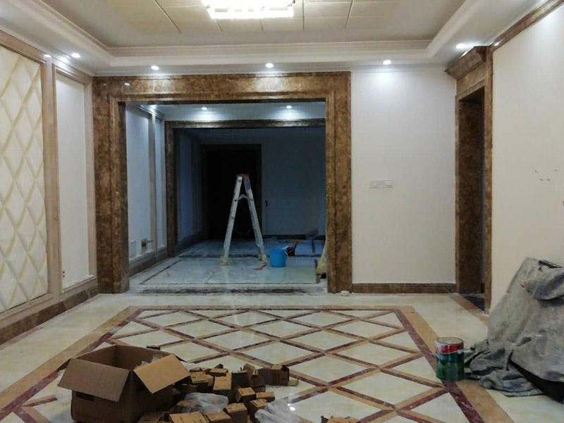 全屋裝修完成效果：老房裝修翻新不能隨便的去拆墻體，很多人覺得只有承重墻才不能隨便拆改，其實非承重墻也不可以隨便拆改，雖然是次要的承重，但是它也能起到支撐作用，所以要視情況而定，能不拆的盡量不要去拆。墻紙墻布鋪貼前，必須檢查墻面要干凈平整，墻體、墻皮表面無空鼓或松動脫落。如果有墻面8大問題，修復處理好墻體基底層。基膜等干透，時間為2小時-4小時。再一面墻陰角處開始滾刷糯米膠，滾刷好一面墻（上下粉刷均勻）后才開始貼墻布。墻紙墻布沿墻面放置，無縫接縫的必須上高度和墻面高度一致，對花拼接的墻紙墻布考慮好花樣、紋理的方向。