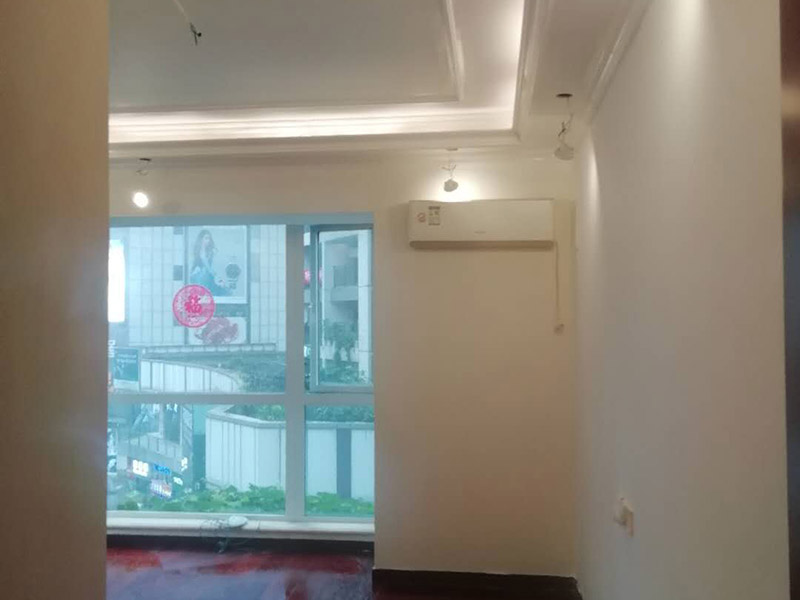 全屋裝修完成效果：老房裝修翻新不能隨便的去拆墻體，很多人覺得只有承重墻才不能隨便拆改，其實非承重墻也不可以隨便拆改，雖然是次要的承重，但是它也能起到支撐作用，所以要視情況而定，能不拆的盡量不要去拆。墻紙墻布鋪貼前，必須檢查墻面要干凈平整，墻體、墻皮表面無空鼓或松動脫落。如果有墻面8大問題，修復處理好墻體基底層?；さ雀赏?，時間為2小時-4小時。再一面墻陰角處開始滾刷糯米膠，滾刷好一面墻（上下粉刷均勻）后才開始貼墻布。墻紙墻布沿墻面放置，無縫接縫的必須上高度和墻面高度一致，對花拼接的墻紙墻布考慮好花樣、紋理的方向。