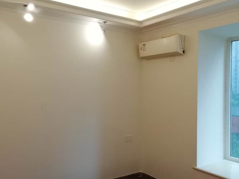 全屋裝修完成效果：老房裝修翻新不能隨便的去拆墻體，很多人覺得只有承重墻才不能隨便拆改，其實非承重墻也不可以隨便拆改，雖然是次要的承重，但是它也能起到支撐作用，所以要視情況而定，能不拆的盡量不要去拆。墻紙墻布鋪貼前，必須檢查墻面要干凈平整，墻體、墻皮表面無空鼓或松動脫落。如果有墻面8大問題，修復處理好墻體基底層?；さ雀赏福瑫r間為2小時-4小時。再一面墻陰角處開始滾刷糯米膠，滾刷好一面墻（上下粉刷均勻）后才開始貼墻布。墻紙墻布沿墻面放置，無縫接縫的必須上高度和墻面高度一致，對花拼接的墻紙墻布考慮好花樣、紋理的方向。