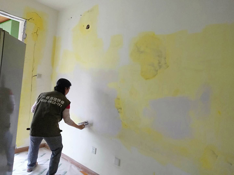 客廳墻面裝修翻新:在進行客廳老墻面的翻新處理的時候要注意將老墻面的原有裝修和裝飾都一并的清除。如果老墻面是裝修了一兩年的，則可以只使用鋼刷和砂紙打磨墻面，讓墻面變得干凈平整之后開始新的乳膠漆粉刷工作，如果是裝修時間很長磨損很嚴重的老墻面，則需要用鏟子將墻面的原有裝修都鏟除，之后再刷上膩子開始新的粉刷工作。墻面的底漆作用非常重要，具有防潮、保護墻面、提高墻面粉刷效果的作用。在進行乳膠漆的涂刷之前先要計算好所有墻面需要的乳膠漆量，一次配好，避免二次配方產(chǎn)生色差的問題，從而導致墻面顏色不一致影響效果。在進行涂刷的時候也要從上到下順著一個方向進行涂刷。