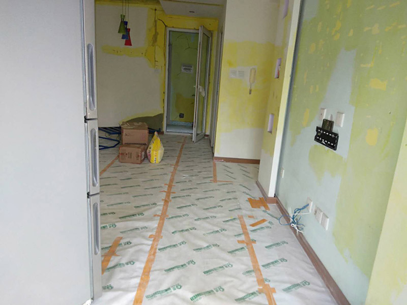 客廳墻面裝修翻新:在進行客廳老墻面的翻新處理的時候要注意將老墻面的原有裝修和裝飾都一并的清除。如果老墻面是裝修了一兩年的，則可以只使用鋼刷和砂紙打磨墻面，讓墻面變得干凈平整之后開始新的乳膠漆粉刷工作，如果是裝修時間很長磨損很嚴重的老墻面，則需要用鏟子將墻面的原有裝修都鏟除，之后再刷上膩子開始新的粉刷工作。墻面的底漆作用非常重要，具有防潮、保護墻面、提高墻面粉刷效果的作用。在進行乳膠漆的涂刷之前先要計算好所有墻面需要的乳膠漆量，一次配好，避免二次配方產(chǎn)生色差的問題，從而導致墻面顏色不一致影響效果。在進行涂刷的時候也要從上到下順著一個方向進行涂刷。