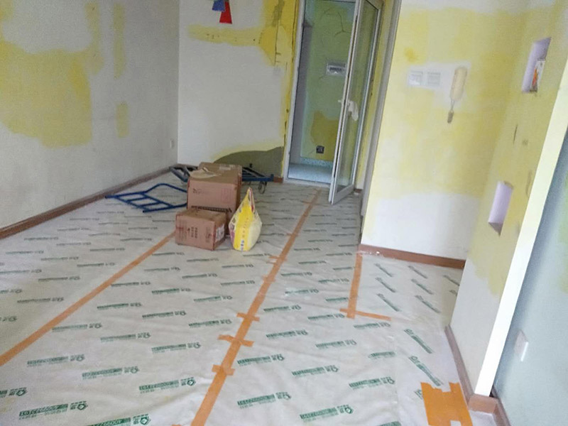 客廳墻面裝修翻新:在進行客廳老墻面的翻新處理的時候要注意將老墻面的原有裝修和裝飾都一并的清除。如果老墻面是裝修了一兩年的，則可以只使用鋼刷和砂紙打磨墻面，讓墻面變得干凈平整之后開始新的乳膠漆粉刷工作，如果是裝修時間很長磨損很嚴重的老墻面，則需要用鏟子將墻面的原有裝修都鏟除，之后再刷上膩子開始新的粉刷工作。墻面的底漆作用非常重要，具有防潮、保護墻面、提高墻面粉刷效果的作用。在進行乳膠漆的涂刷之前先要計算好所有墻面需要的乳膠漆量，一次配好，避免二次配方產(chǎn)生色差的問題，從而導致墻面顏色不一致影響效果。在進行涂刷的時候也要從上到下順著一個方向進行涂刷。