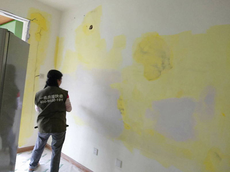 客廳墻面裝修翻新:在進行客廳老墻面的翻新處理的時候要注意將老墻面的原有裝修和裝飾都一并的清除。如果老墻面是裝修了一兩年的，則可以只使用鋼刷和砂紙打磨墻面，讓墻面變得干凈平整之后開始新的乳膠漆粉刷工作，如果是裝修時間很長磨損很嚴重的老墻面，則需要用鏟子將墻面的原有裝修都鏟除，之后再刷上膩子開始新的粉刷工作。墻面的底漆作用非常重要，具有防潮、保護墻面、提高墻面粉刷效果的作用。在進行乳膠漆的涂刷之前先要計算好所有墻面需要的乳膠漆量，一次配好，避免二次配方產(chǎn)生色差的問題，從而導致墻面顏色不一致影響效果。在進行涂刷的時候也要從上到下順著一個方向進行涂刷。