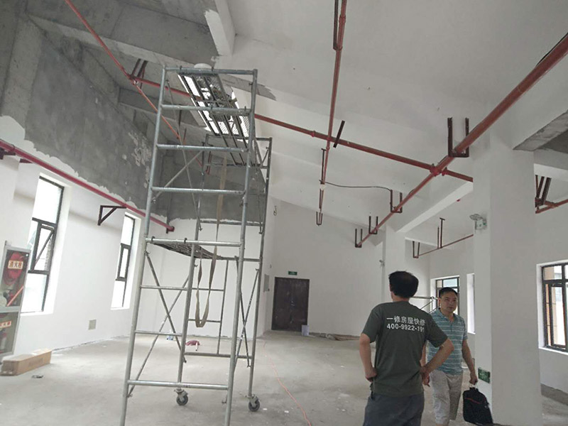 工廠裝修翻新打掃:地面部分是整個工廠面積比較大的一部分，所以在裝修也是需要格外注意的地方。一般來說，工廠地面所用材料都是水磨石，當然也不乏釉面磚或者麻石等。水磨石若是出現(xiàn)缺陷或者污垢，可以對其進行打磨修復。與地板一樣，墻面也是工廠中總占面積比較大的一個部分。而且也是容易受污損的一個部分，而且還容易出現(xiàn)起皮、掉皮等各種問題，所以在進行工廠翻新裝修的時候，墻面自然是不能夠忽視的。