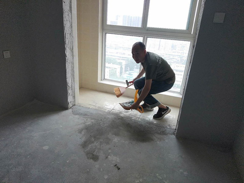 工廠裝修翻新打掃:地面部分是整個工廠面積比較大的一部分，所以在裝修也是需要格外注意的地方。一般來說，工廠地面所用材料都是水磨石，當然也不乏釉面磚或者麻石等。水磨石若是出現(xiàn)缺陷或者污垢，可以對其進行打磨修復。與地板一樣，墻面也是工廠中總占面積比較大的一個部分。而且也是容易受污損的一個部分，而且還容易出現(xiàn)起皮、掉皮等各種問題，所以在進行工廠翻新裝修的時候，墻面自然是不能夠忽視的。