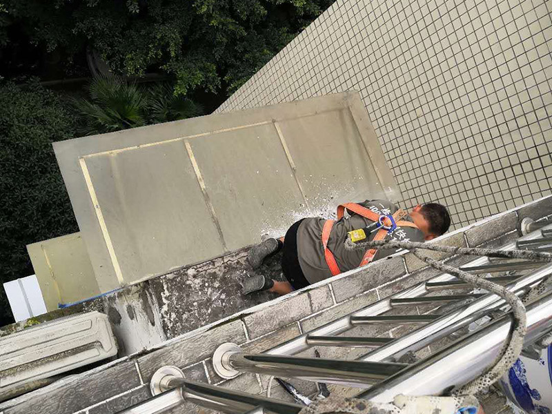 飄窗房檐頂面防水:首先，用水泥砂漿找平，同時(shí)做好防水層和保護(hù)層，然后，檢查基層處理并進(jìn)行清理，要求不能有任何雜質(zhì)，且屋面必須保持干燥，否則會(huì)直接影響防水效果，最后，根據(jù)當(dāng)天的施工量配置相應(yīng)的瀝青，并參照從高到低、從遠(yuǎn)到近的順序，開始鋪貼屋面防水卷材。