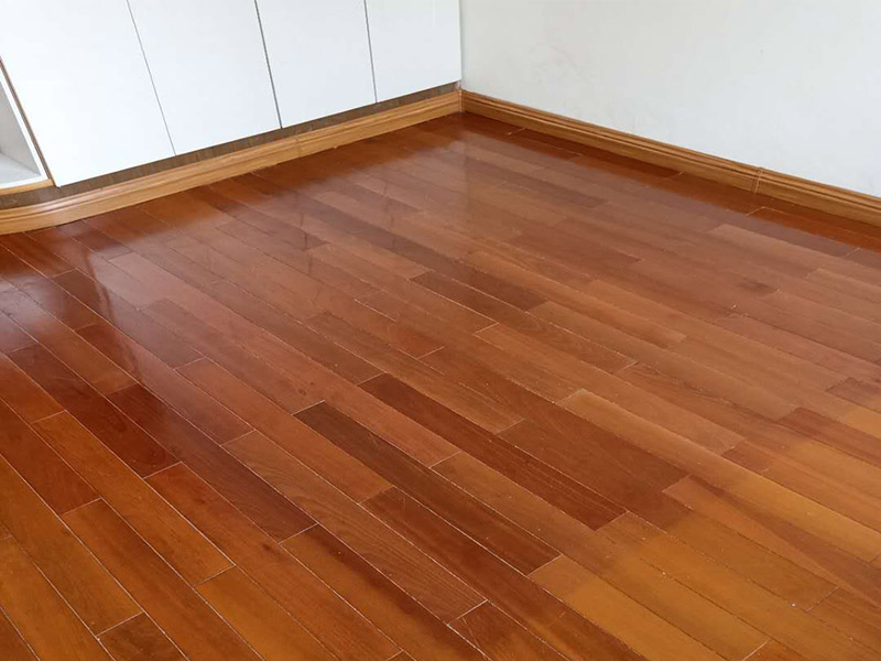 舊地板更換鋪裝：無(wú)論再好的實(shí)木地板用久了都會(huì)出現(xiàn)不平整的情況，舊地板翻新要用粗砂對(duì)地板進(jìn)行打磨，將舊地板外層去掉1-2毫米，這個(gè)最好要請(qǐng)專(zhuān)業(yè)的師傅來(lái)做，特別是轉(zhuǎn)角位置。打磨后視覺(jué)上實(shí)木地板是非常平整的，其實(shí)略有高低不平。為了避免影響翻新效果，一般建議用戶(hù)在實(shí)木地板上刮涂一遍填泥，然后等填泥干透再執(zhí)行下步操作。再經(jīng)歷過(guò)打磨、填泥后實(shí)木地板看上去非常新了，但在光線較好下可發(fā)現(xiàn)：地板顏色不均勻。這時(shí)候需要對(duì)地板進(jìn)行調(diào)色。用配套的底漆在地板上再涂抹一層，效果會(huì)好很多。