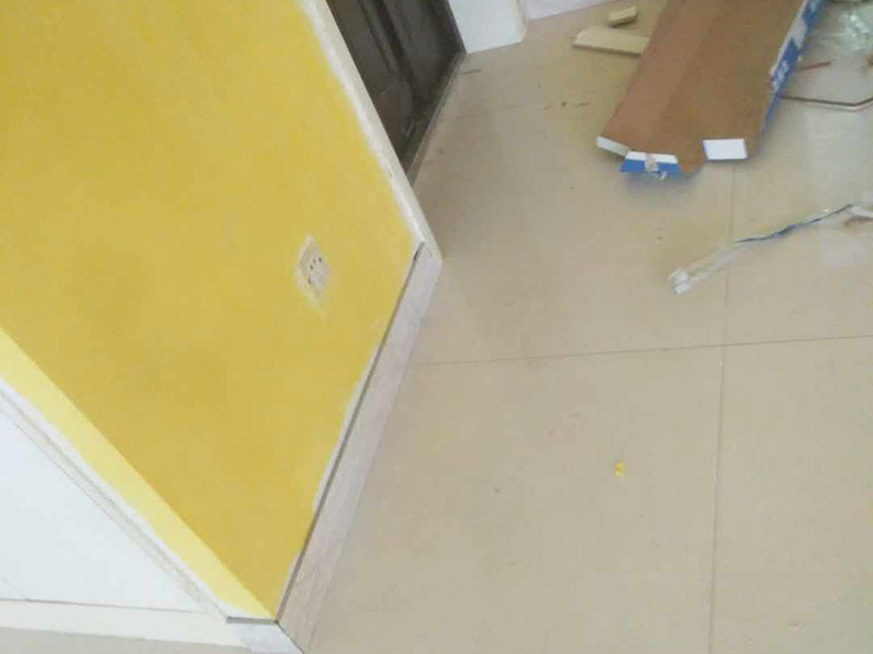 墻面粉刷翻新：1、清理墻面： 舊墻面在翻新前一定要做墻面基底處理，粉化嚴(yán)重的要全部鏟除，鏟除后抹上一層白水泥，原來墻面過于光滑、刷過油漆的鏟除后還要做打磨處理，把粘結(jié)不牢的表皮去掉，便于新涂料和墻體粘結(jié)。 2、涂刷底漆： 墻面底漆的作用是抗堿防潮、封固基材、保護面漆，提高面漆的質(zhì)感和遮蓋力，對于老房翻新，墻面一定要做底漆，如果沒有刷底漆就直接上面漆的話，時間一長墻面容易起泡、發(fā)霉，太陽照曬時間長了也容易變色。 3、大面積修補： 已經(jīng)上好面漆的墻面要修補會比較麻煩，容易產(chǎn)生色差，材料的使用時間不同，質(zhì)量也難以保證，很難達到理想效果。 4、防色差： 墻面色差是修補墻面時需要盡量避免的，為此，應(yīng)該注意按照油漆桶的說明配比、涂刷，最好估算好用量，一次準(zhǔn)備足夠的量，這樣能保證墻面顏色一致，也能避免用量不足重新調(diào)配出來的顏色有差異。