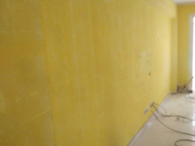 墻面粉刷翻新：1、清理墻面： 舊墻面在翻新前一定要做墻面基底處理，粉化嚴(yán)重的要全部鏟除，鏟除后抹上一層白水泥，原來墻面過于光滑、刷過油漆的鏟除后還要做打磨處理，把粘結(jié)不牢的表皮去掉，便于新涂料和墻體粘結(jié)。 2、涂刷底漆： 墻面底漆的作用是抗堿防潮、封固基材、保護面漆，提高面漆的質(zhì)感和遮蓋力，對于老房翻新，墻面一定要做底漆，如果沒有刷底漆就直接上面漆的話，時間一長墻面容易起泡、發(fā)霉，太陽照曬時間長了也容易變色。 3、大面積修補： 已經(jīng)上好面漆的墻面要修補會比較麻煩，容易產(chǎn)生色差，材料的使用時間不同，質(zhì)量也難以保證，很難達到理想效果。 4、防色差： 墻面色差是修補墻面時需要盡量避免的，為此，應(yīng)該注意按照油漆桶的說明配比、涂刷，最好估算好用量，一次準(zhǔn)備足夠的量，這樣能保證墻面顏色一致，也能避免用量不足重新調(diào)配出來的顏色有差異。