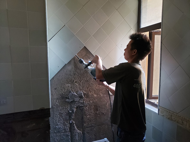 衛(wèi)生間拆除翻新：拆卸一般是從墻體的下方往上方敲，從瓷磚的邊緣往里面敲，還需要根據(jù)拆卸的位置選擇適當(dāng)?shù)那么u力度。敲磚是從墻體下方開始敲，從每塊瓷磚的邊緣開始敲。如果先敲上面的瓷磚，地面堆積的瓷磚較多，擋住下面的瓷磚，會不利于拆卸。在敲瓷磚的過程中，如果不是對地面瓷磚進行清理，避免瓷磚過多堆積，就會減緩施工進度甚至造成施工意外。