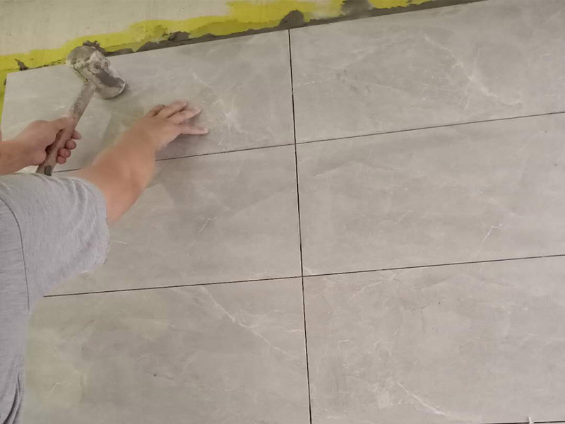 衛(wèi)生間瓷磚拆除重鋪：首先，拆除瓷磚時(shí)要用電，而電是從客廳臨時(shí)拉的，為了避免在施工過(guò)程中發(fā)生觸電的現(xiàn)象，將電拉進(jìn)衛(wèi)生間內(nèi)。其次，舊房改造拆除瓷磚時(shí)可以用沖擊電鉆，這種工具方便快捷，可自由更換。但在使用前應(yīng)檢查其是否靈活，可以通過(guò)空轉(zhuǎn)一分鐘的方法進(jìn)行檢驗(yàn)。用完之后及時(shí)進(jìn)行清理。 如果是地面的中間某一塊瓷磚想換掉就用錘子從正面敲碎地磚，然后將碎渣清理出來(lái)。拆磚應(yīng)從下至上進(jìn)行，在施工過(guò)程中對(duì)地面及時(shí)進(jìn)行處理，以免因垃圾過(guò)多從而影響后面的工作。同時(shí)要處理好房?jī)?nèi)的防水層。拆除插座與水龍頭附近的瓷磚時(shí)應(yīng)小心，以免損壞水電設(shè)備。