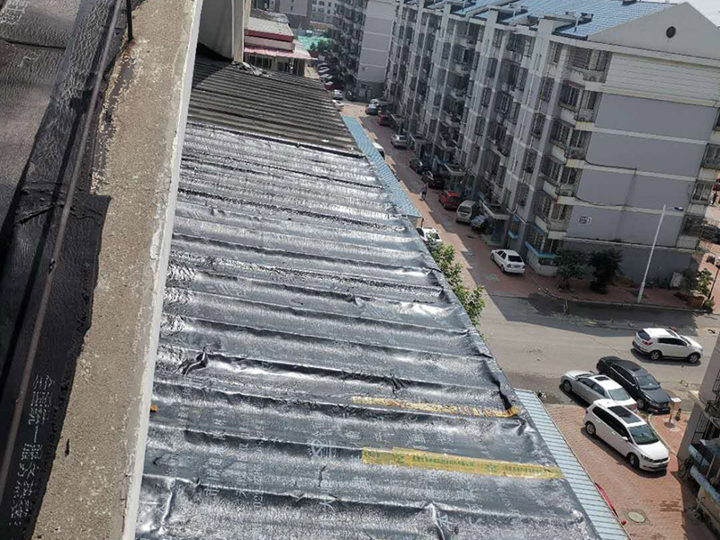 陽臺雨棚防水處理：1.清潔雨棚的表面;2.在需防水處理的區(qū)域涂上基層防水涂料，當(dāng)其仍為濕潤時，把適合尺寸的縫織聚酯布鋪于其上，確?？p織聚酯布不起泡，不起皺，再用基層防水涂料浸透縫織聚酯布，至全干;3.最后涂兩層表層防水涂料;4.養(yǎng)護。