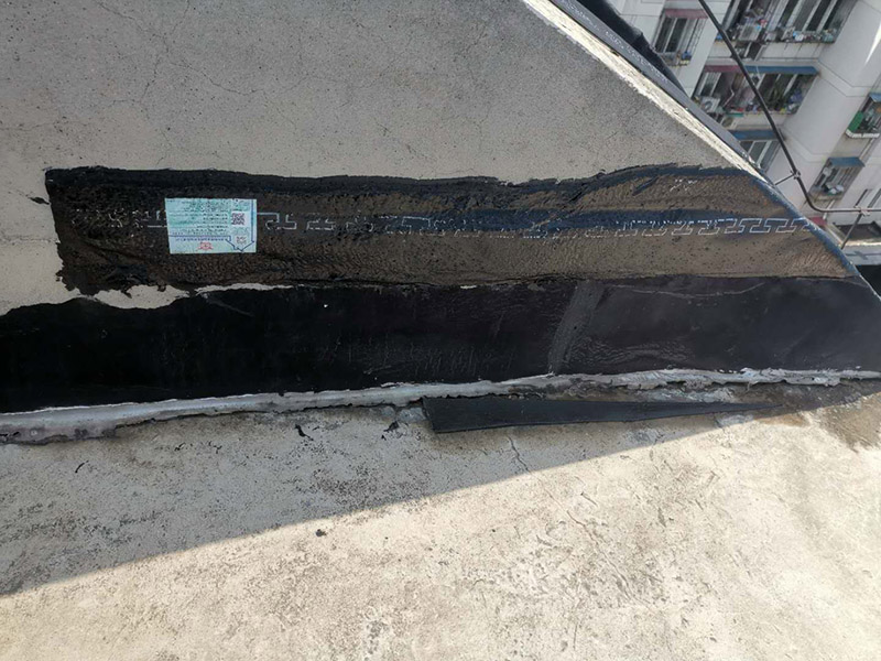 陽臺雨棚防水處理：1.清潔雨棚的表面;2.在需防水處理的區(qū)域涂上基層防水涂料，當(dāng)其仍為濕潤時，把適合尺寸的縫織聚酯布鋪于其上，確?？p織聚酯布不起泡，不起皺，再用基層防水涂料浸透縫織聚酯布，至全干;3.最后涂兩層表層防水涂料;4.養(yǎng)護。