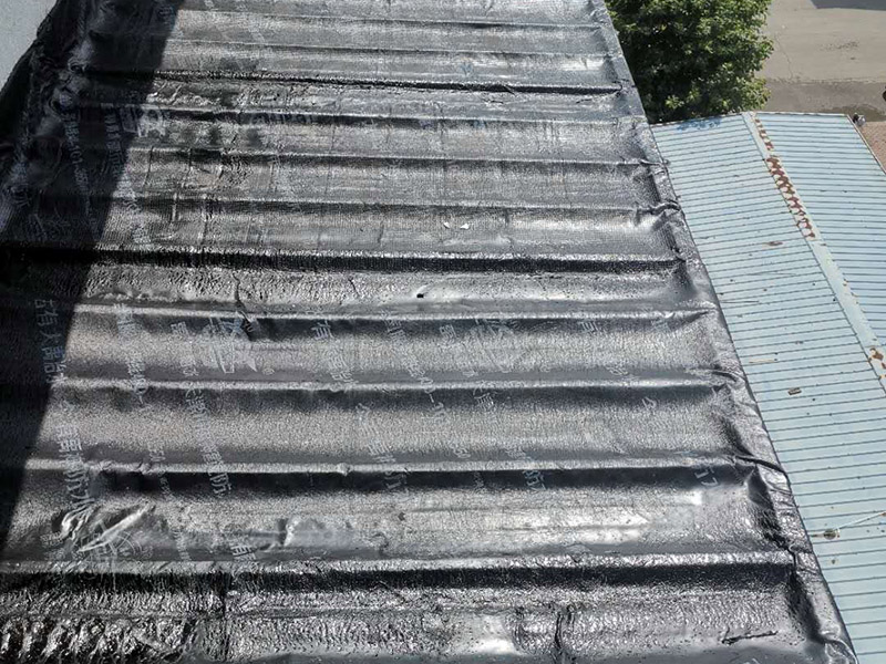 陽臺雨棚防水處理：1.清潔雨棚的表面;2.在需防水處理的區(qū)域涂上基層防水涂料，當(dāng)其仍為濕潤時，把適合尺寸的縫織聚酯布鋪于其上，確?？p織聚酯布不起泡，不起皺，再用基層防水涂料浸透縫織聚酯布，至全干;3.最后涂兩層表層防水涂料;4.養(yǎng)護。